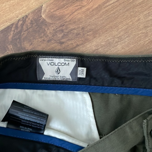 Volcom Men’s Shorts - Picture 2 of 4